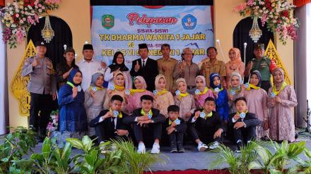 Pelepasan Siswa TK Dharma Wanita Jajar dan Kelas 6 SDN 1 Jajar berlangsung meriah
